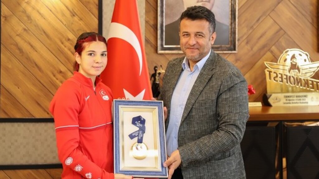 Milli Sporcu Esra Bayrak, Çarşamba’ya Madalyayla Döndü!