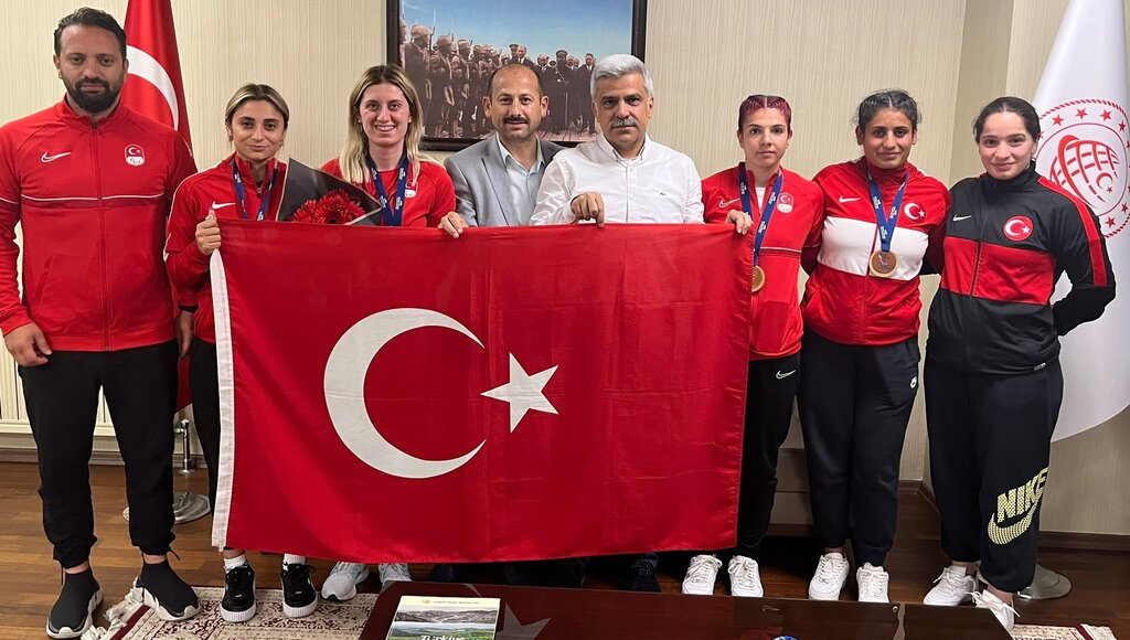Rekortmen Sporcular Havalimanı’nda Karşılandı!