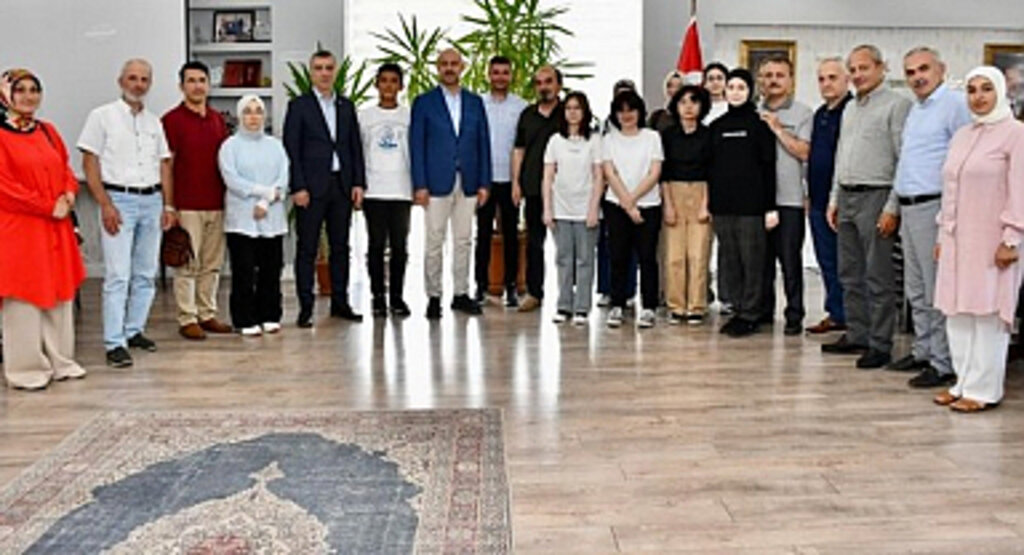 Başkan Kılıç'tan LGS'de Derece Yapan Öğrencilere Ödül!