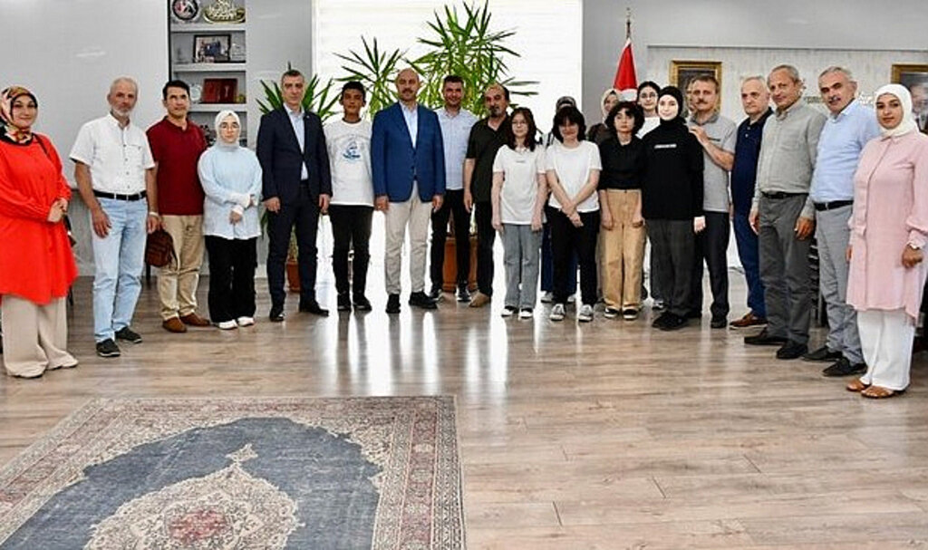 Başkan Kılıç'tan LGS'de Derece Yapan Öğrencilere Ödül!