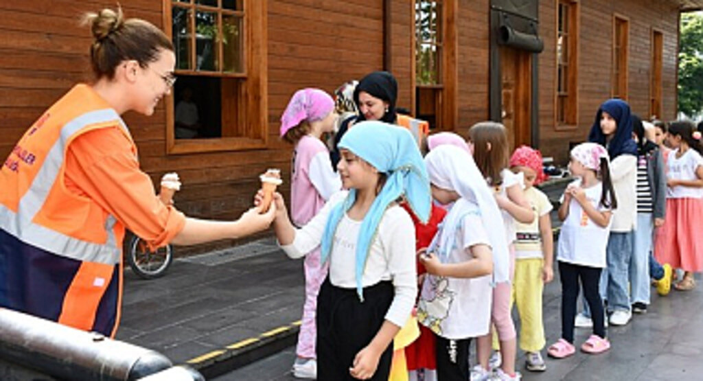 Terme Belediyesi'nden Çocuklara Dondurma İkramı!