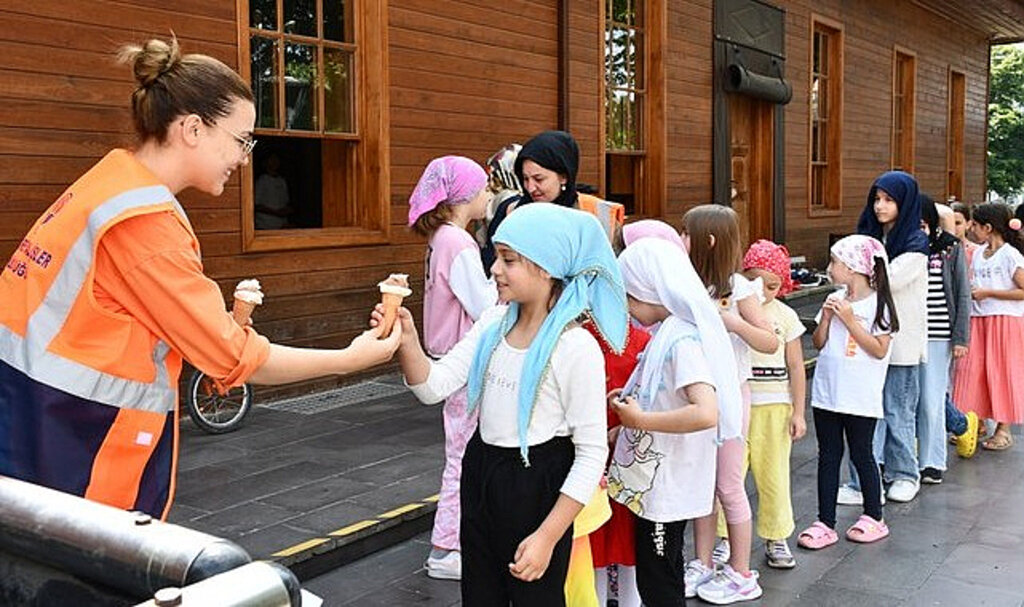 Terme Belediyesi'nden Çocuklara Dondurma İkramı!
