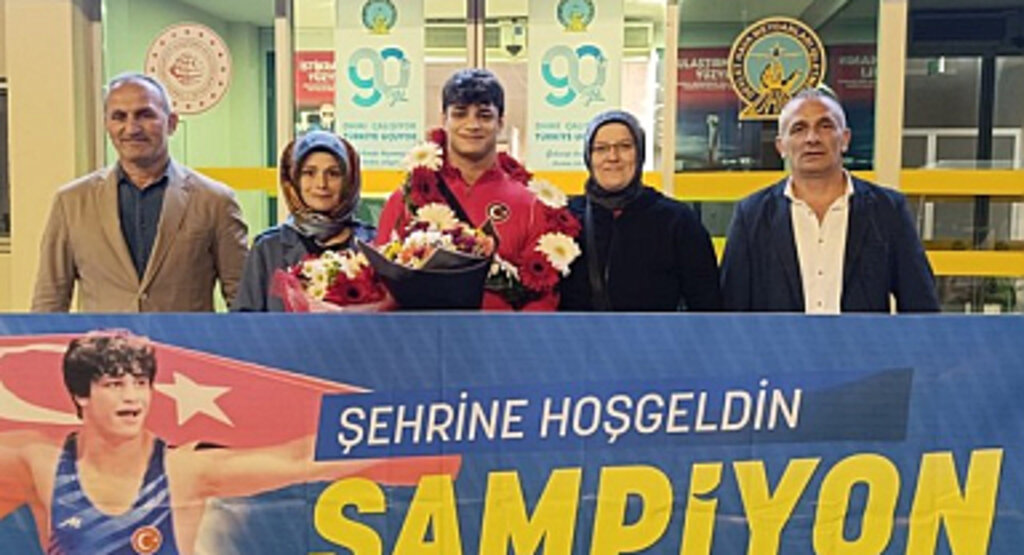 Dünya İkincisi Güreşçi Samsun’da Çiçeklerle Karşılandı!