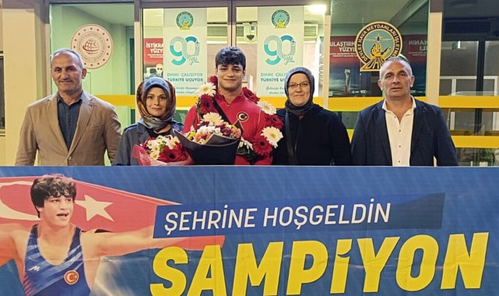 Dünya İkincisi Güreşçi Samsun’da Çiçeklerle Karşılandı!