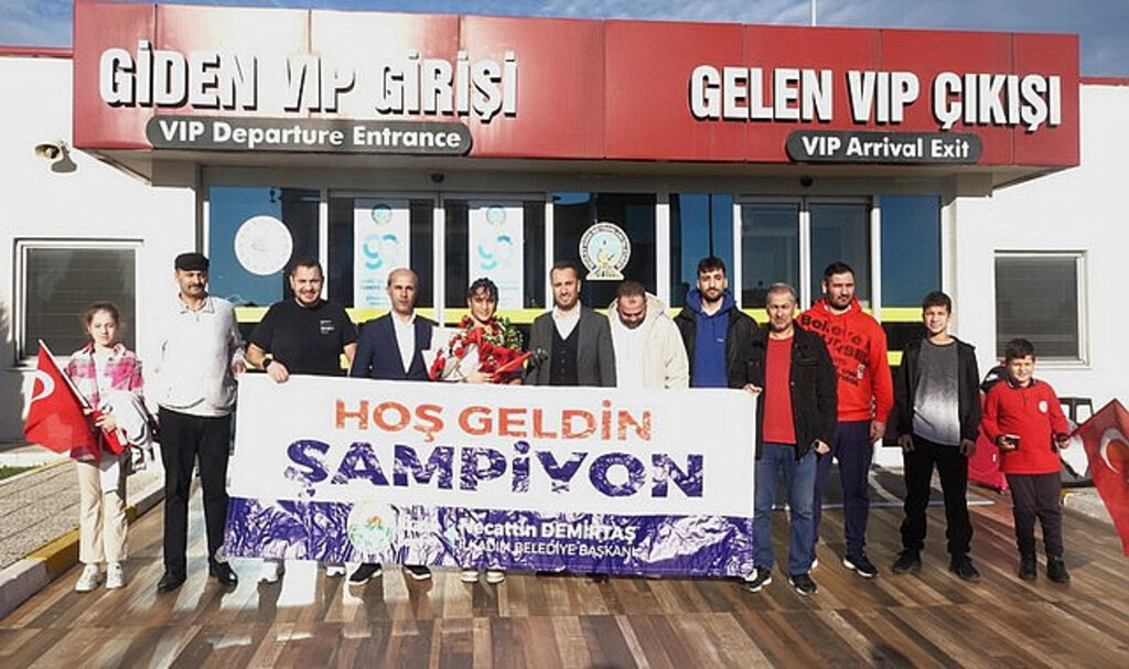 Dünya İkincisi Sporcu Samsun’da Çiçeklerle Karşılandı!