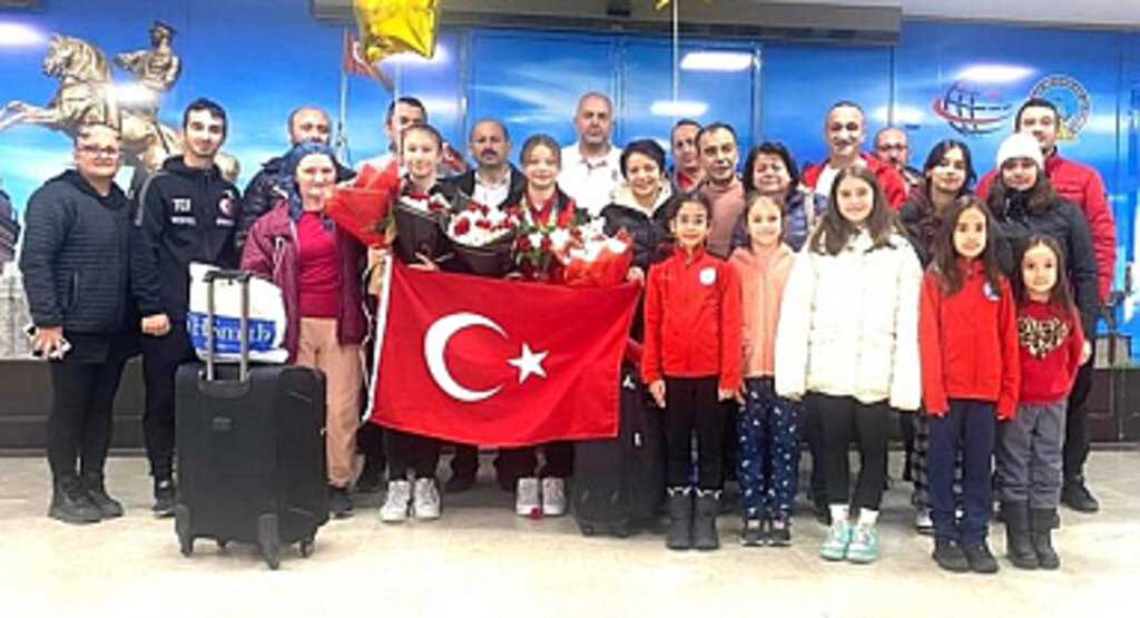 Dünya İkincisi Sporcu Samsun'da Çiçeklerle Karşılandı!