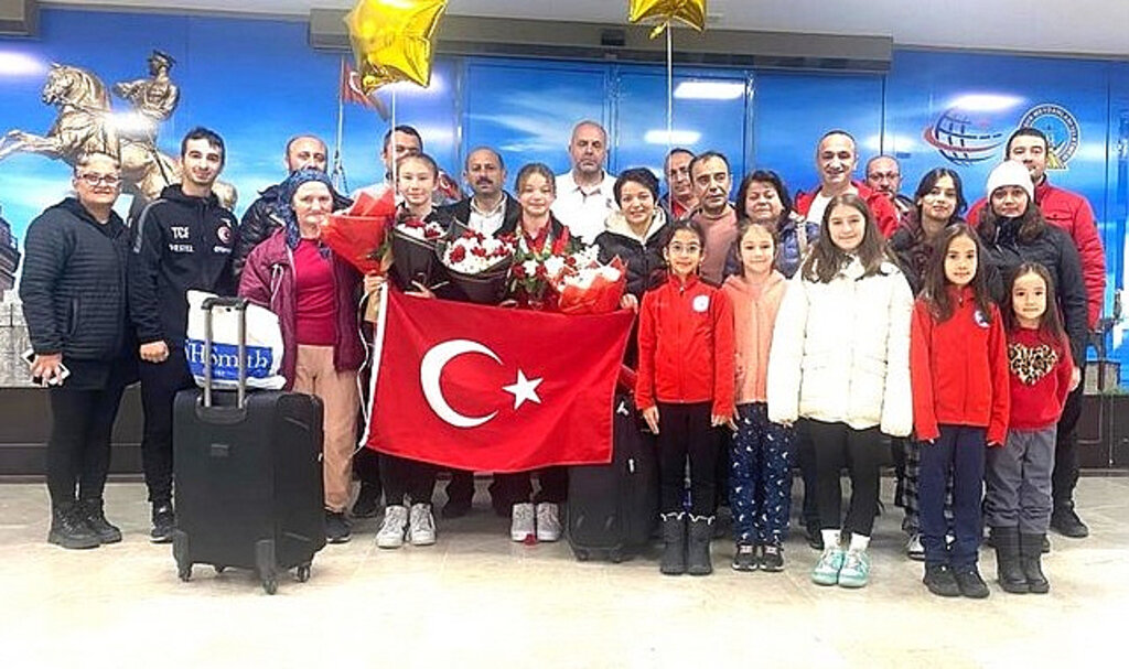 Dünya İkincisi Sporcu Samsun'da Çiçeklerle Karşılandı!