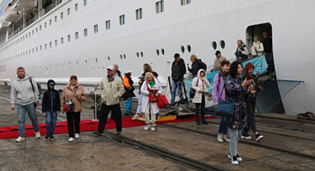 Rus Turistler Samsun'da Kırmızı Güllerle Karşılandı!
