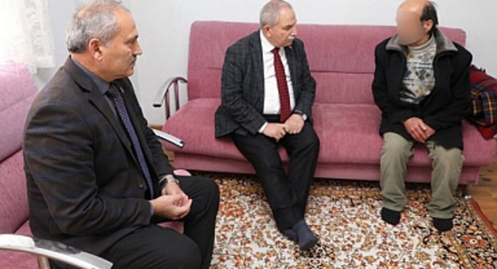 Cami Avlusunda Yatan Kimsesizin Elinden Başkan Demirtaş Tuttu!