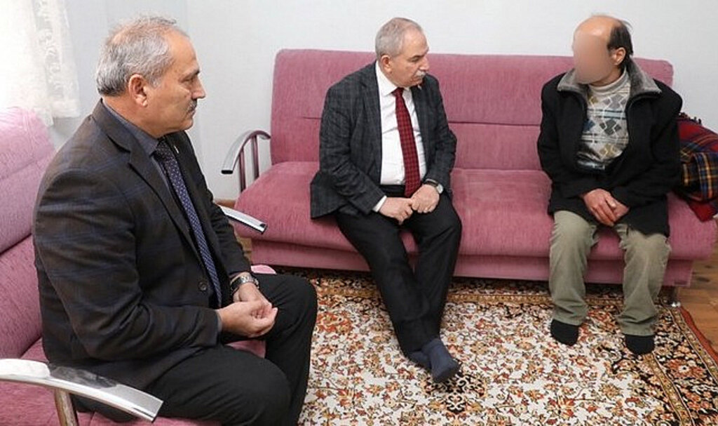 Cami Avlusunda Yatan Kimsesizin Elinden Başkan Demirtaş Tuttu!