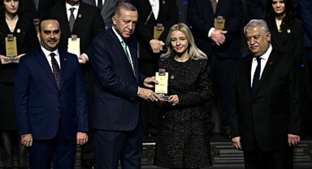 OMÜ’lü Akademisyen Ödülünü Cumhurbaşkanı Erdoğan’ın Elinden Aldı!