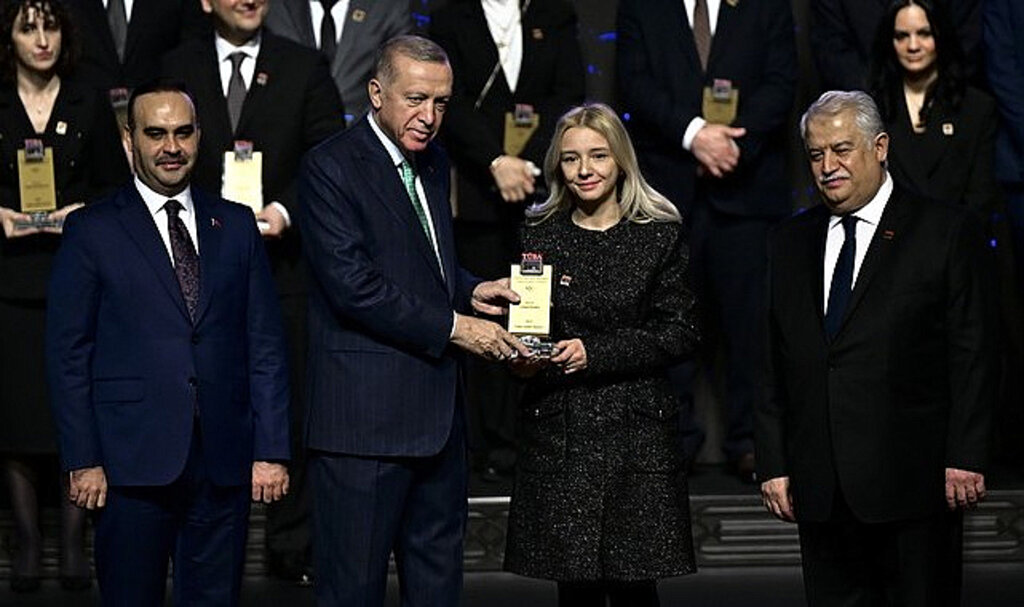 OMÜ’lü Akademisyen Ödülünü Cumhurbaşkanı Erdoğan’ın Elinden Aldı!