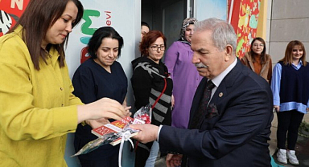 Başkan Demirtaş Kadınlar Günü’nü Çiçekle Kutladı!