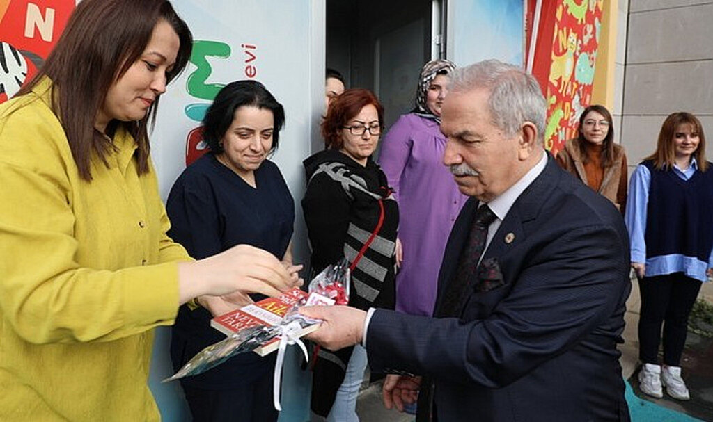 Başkan Demirtaş Kadınlar Günü’nü Çiçekle Kutladı!