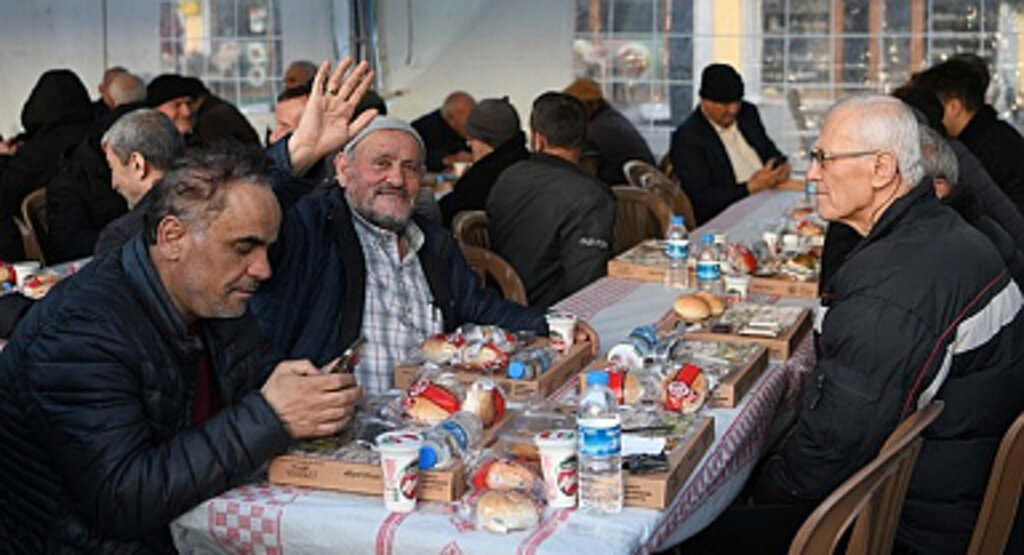 Büyükşehir’in İftar Sofrası Samsunluları Bir Araya Getiriyor!