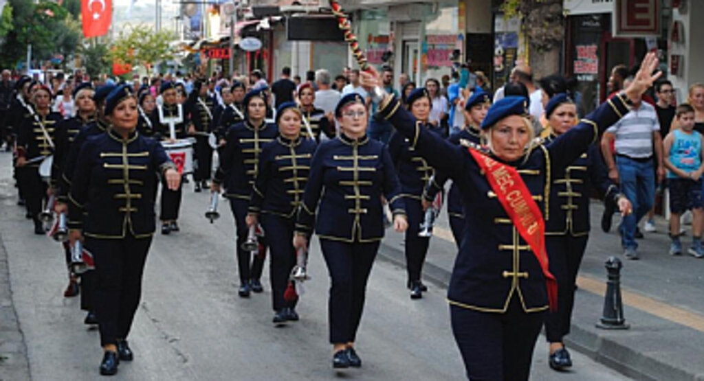Cumhuriyet Kadınları Bandosu'ndan '8 Mart'a Özel Gösteri!