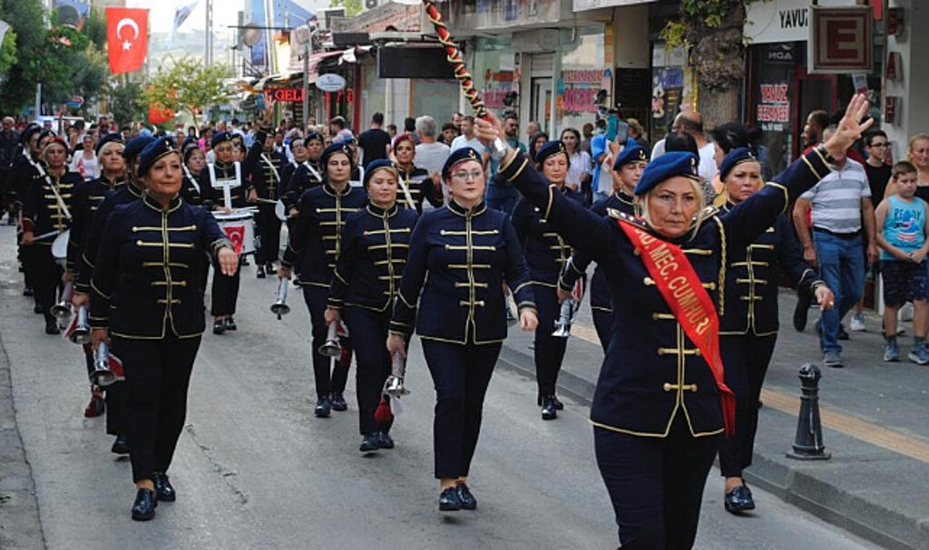 Cumhuriyet Kadınları Bandosu'ndan '8 Mart'a Özel Gösteri!