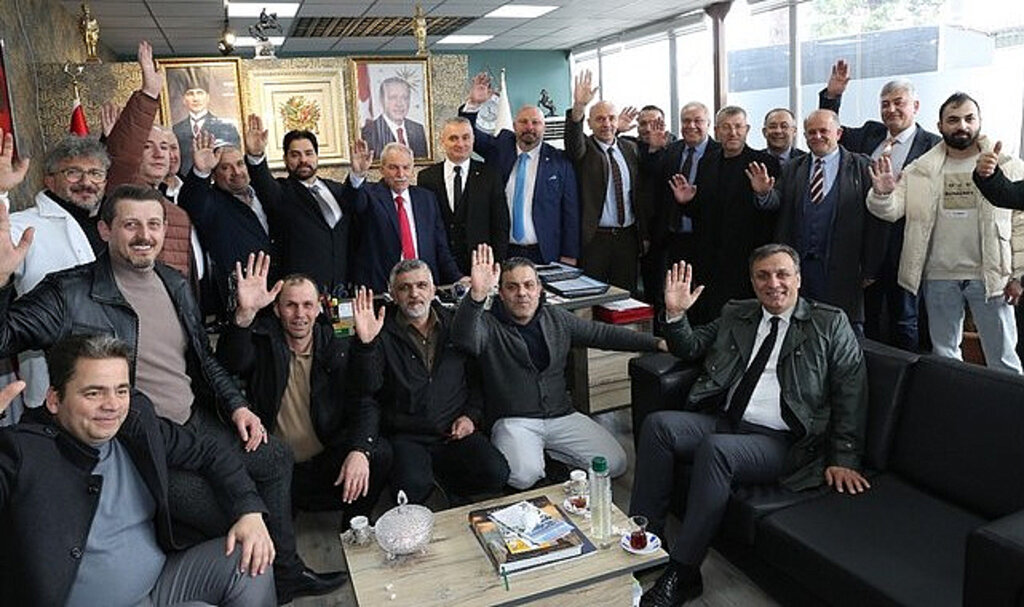 Yabancılar Çarşısı Esnafı Başkan Demirtaş'ı Bağrına Bastı!