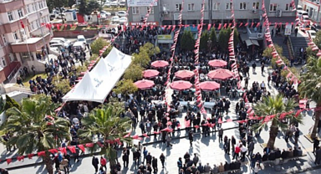 Başkan Candal Vatandaşlarla İlçe Meydanında Bayramlaştı!