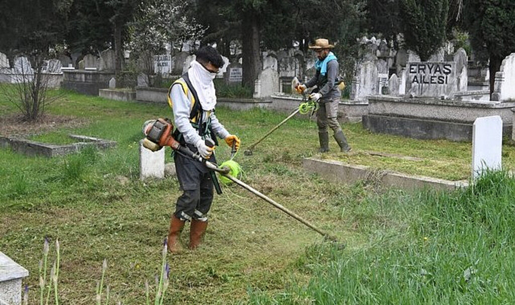 Mezarlıklarda Bayram Temizliği Yapılıyor!