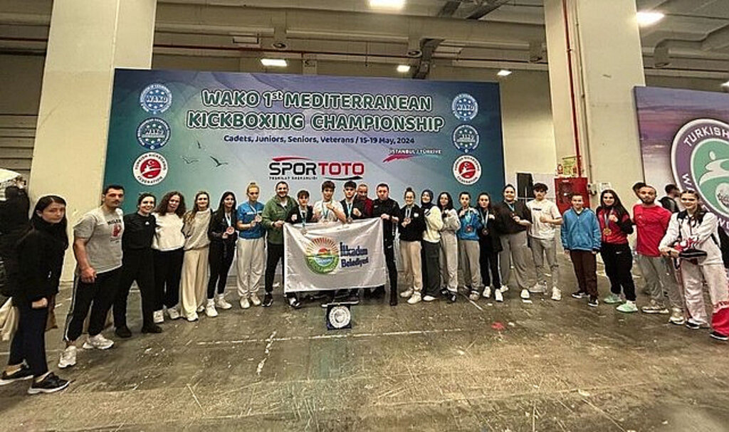 İlkadımlı Kickboksçular Madalyaları Topladı!