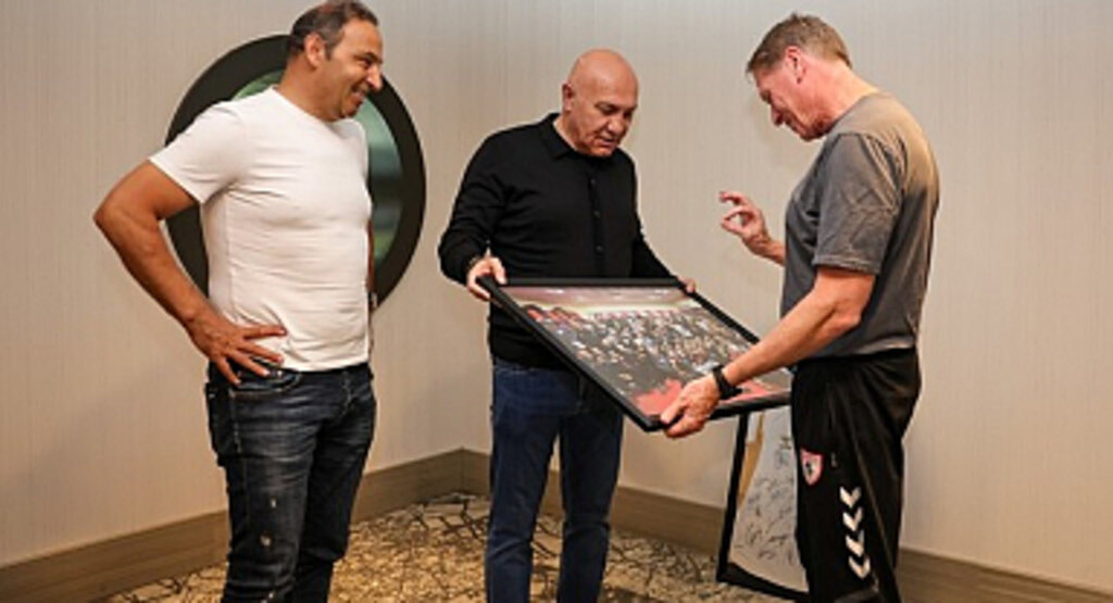 Markus Gisdol’a Anlamlı Hediyeler İle Teşekkür Edildi!