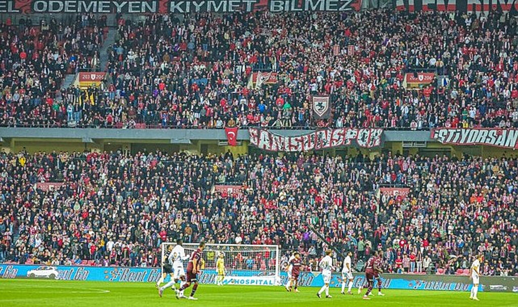 Sahada Yeneriz, Yeniliriz! Ama Tribünde Asla!