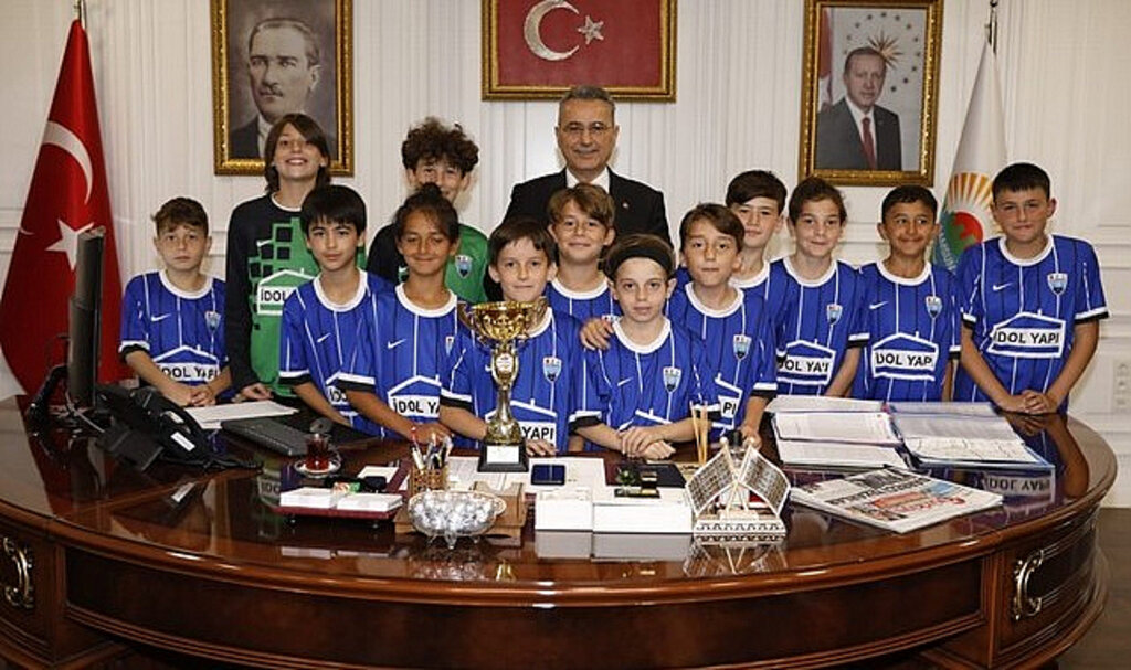 Şampiyonluk Kupasını Başkan İhsan Kurnaz’a Getirdiler!