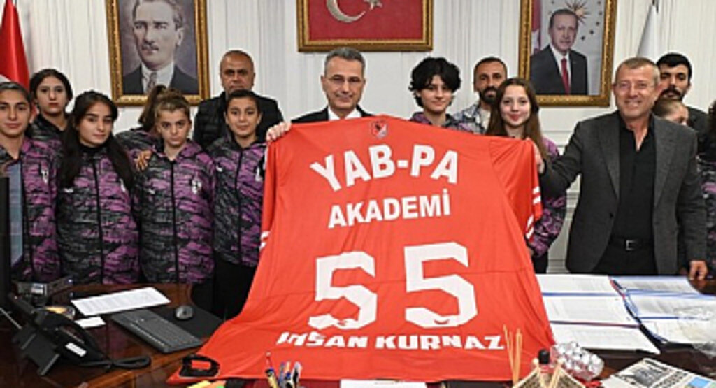 YAB-PA Akademi U-17 Kadınlar Türkiye Şampiyonası Öncesi Başkan İhsan Kurnaz’ı Ziyaret Etti!