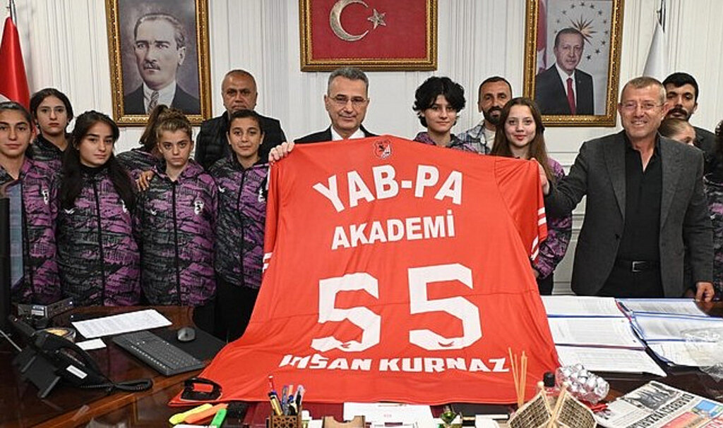 YAB-PA Akademi U-17 Kadınlar Türkiye Şampiyonası Öncesi Başkan İhsan Kurnaz’ı Ziyaret Etti!