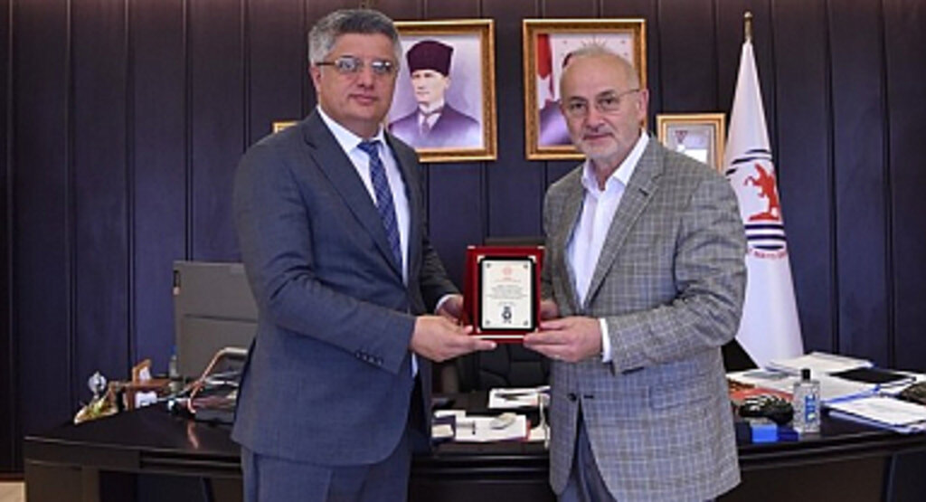 Samsun İl Milli Eğitim Müdürlüğünce Rektör Ünal’a Plaket Takdim Edildi!