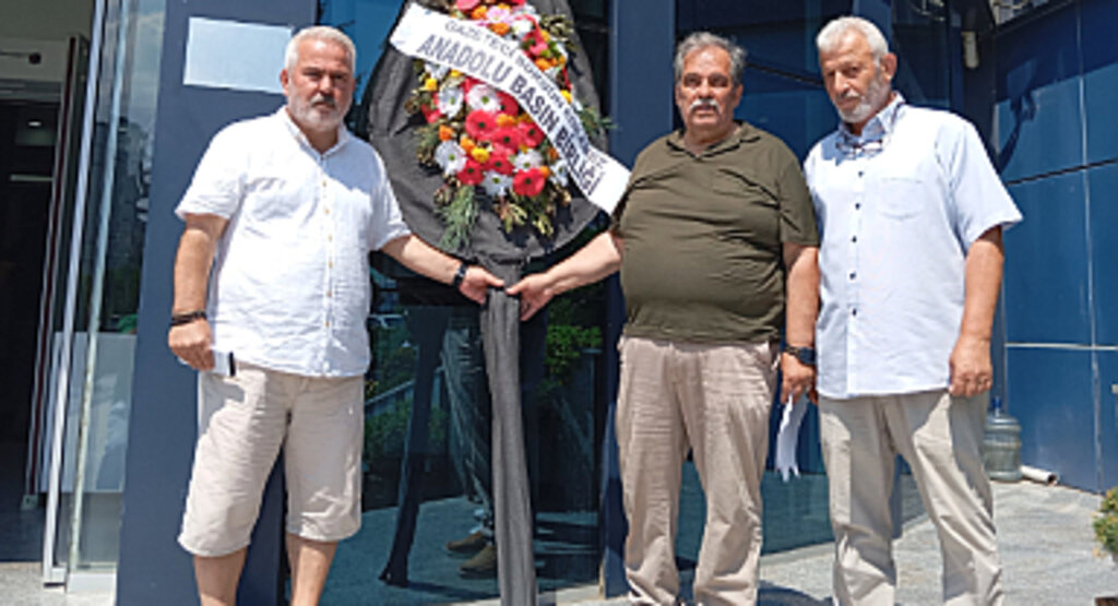 Gazetecilerden Atakum Belediye Başkanı'na Siyah Çelenkli Protesto!