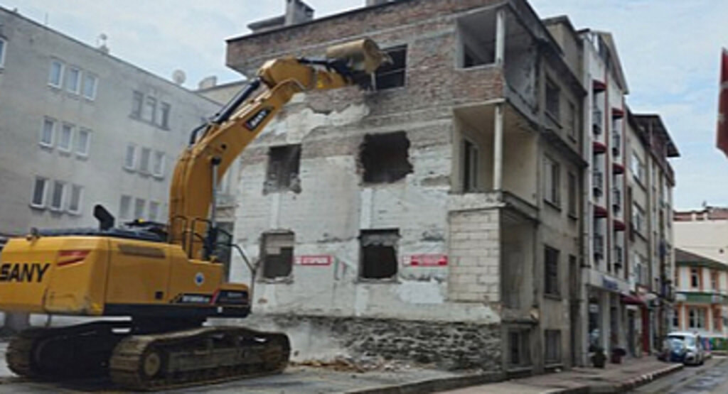 İlkadım’da Metruk Binalar Yıkılıyor!