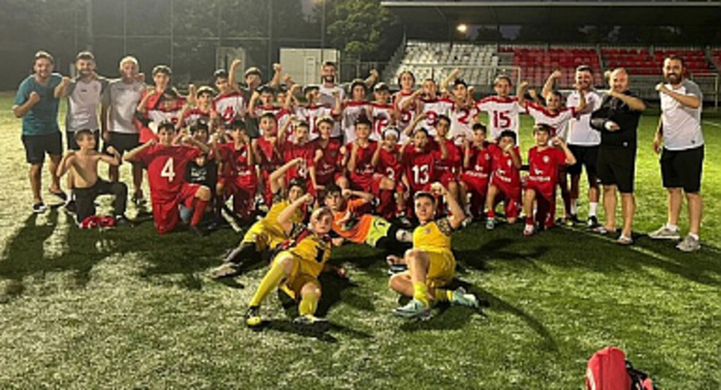 Kadıköyspor Aynı Günde 2 Şampiyonluk Aldı!
