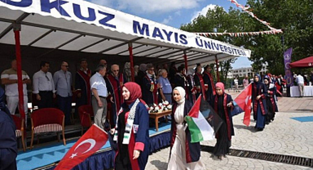 OMÜ İlahiyat Fakültesinde Mezuniyet Sevinci!