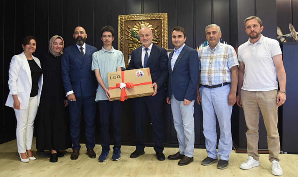 Rektör Ünal, LGS Türkiye Birincisi OMÜ Vakfı Koleji Öğrencisi Ali Alper Şentürk'ü Tebrik Etti!
