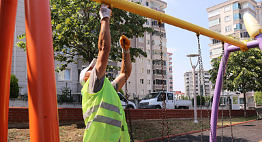 İlkadım'da Parklar Hem Temizleniyor Hem Onarılıyor!