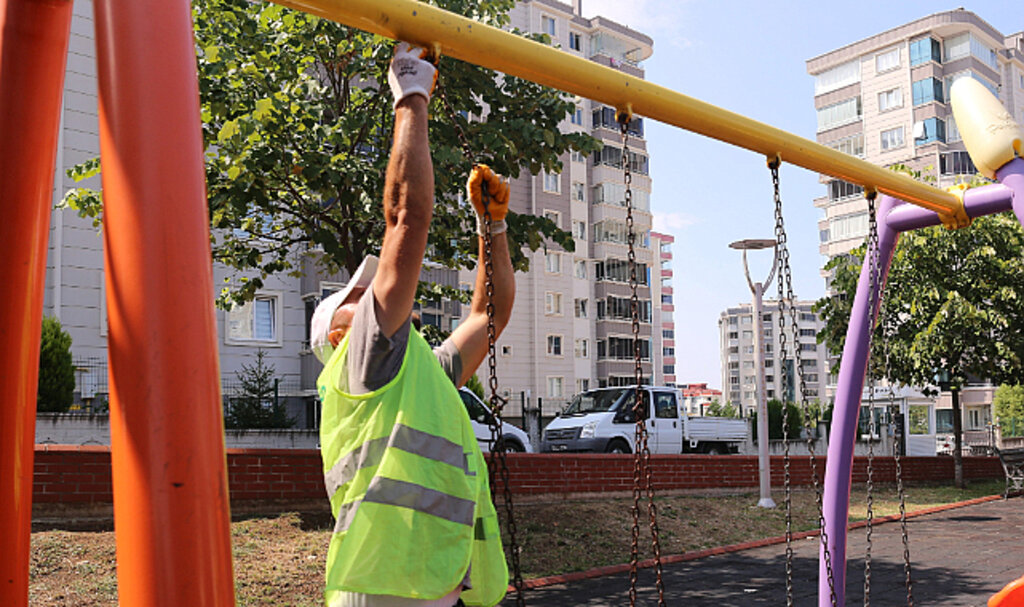 İlkadım'da Parklar Hem Temizleniyor Hem Onarılıyor!