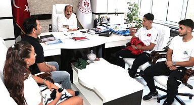 Buz Pateni Sporcularından Dereci’ye Ziyaret!