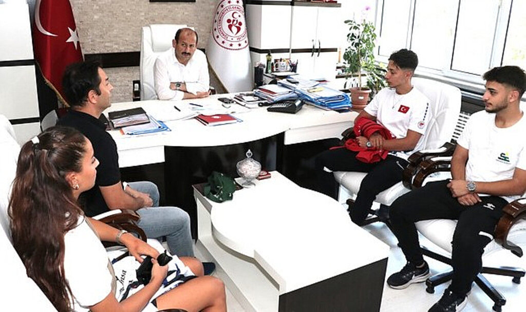 Buz Pateni Sporcularından Dereci’ye Ziyaret!