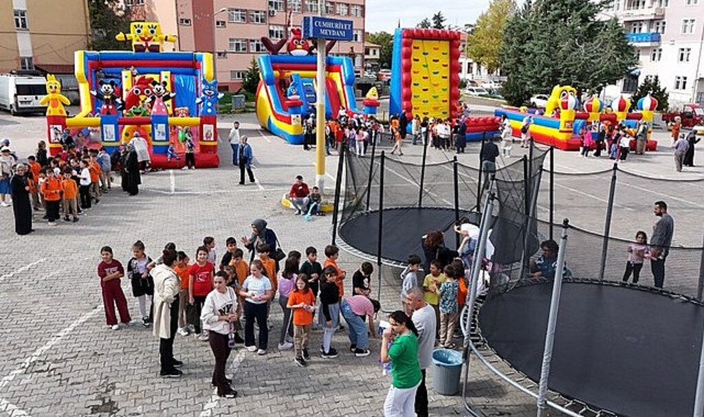 Büyükşehir’in İlçe Çocuk Şenlikleri Vezirköprü İle Devam Ediyor!