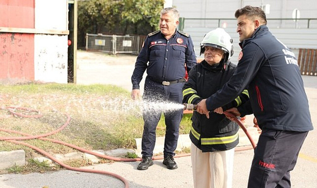 67 Yaşındaki Nimet Teyze İtfaiyeci Oldu!