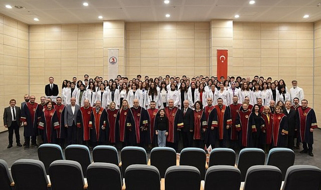 Veteriner Hekim Adayları Düzenlenen Törenle Beyaz Önlüklerini Giydi!