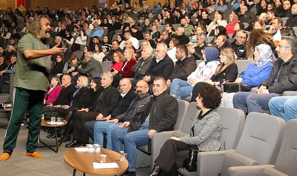 Mandıra Filozofu’ndan Ata Sahne’de Unutulmaz 80’ler Hikâyesi!