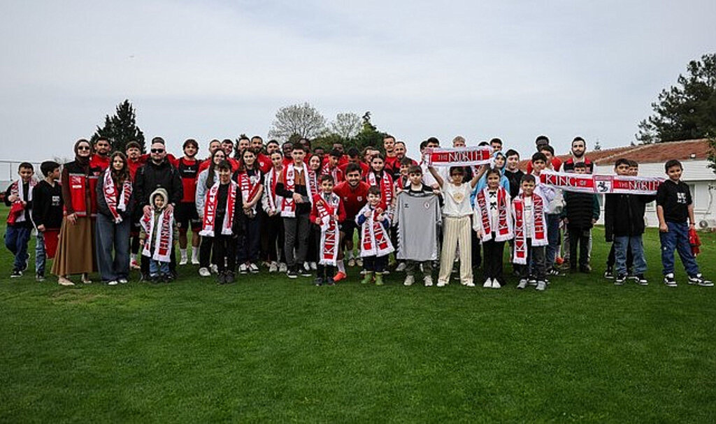 Samsunspor’un Antalya Hazırlıkları Çocukların Ziyareti İle Şenlendi!