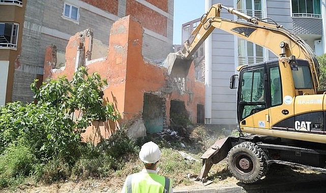 İlkadım'da Güvenliği Tehdit Eden Yapıların Yıkımı Hız Kazandı!