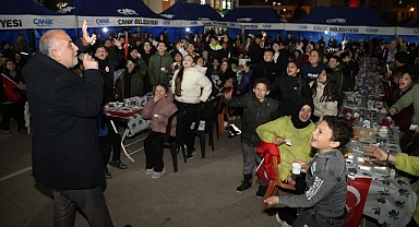 Başkan Sandıkçı Öğrencilerin İftar Sevincine Ortak Oldu!