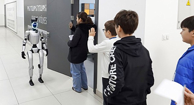 Bu İlçede Sınava Giren Öğrencileri İnsansı Robot Karşılıyor!