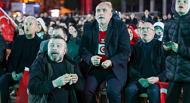 Canik'te Tribün Ruhu Meydana Taşındı! Dev Ekranla Milli Maç Coşkusu Yaşandı!