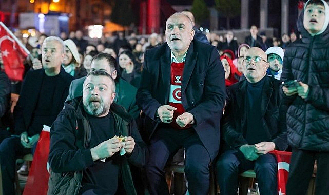 Canik'te Tribün Ruhu Meydana Taşındı! Dev Ekranla Milli Maç Coşkusu Yaşandı!